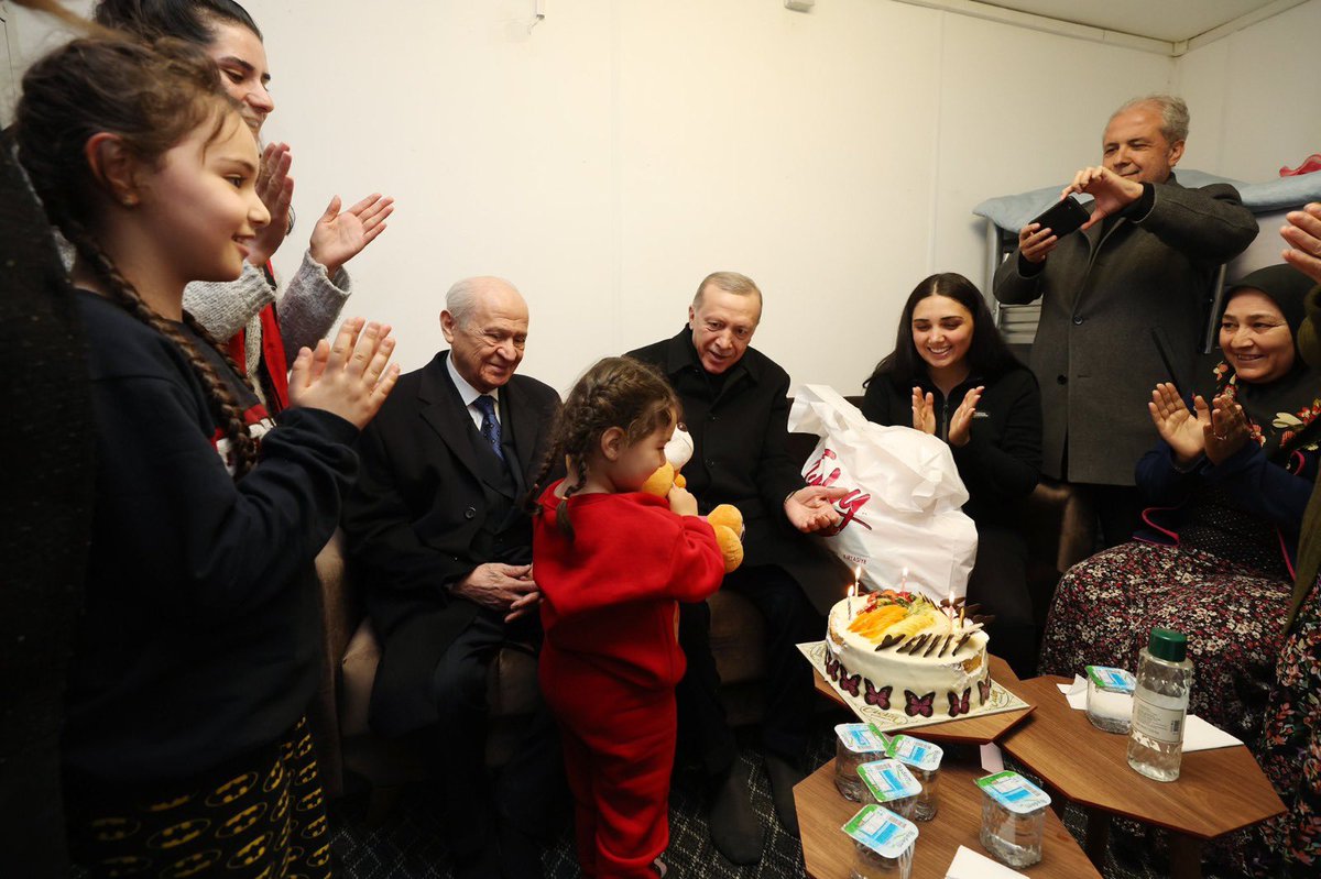ayyildirim1's tweet photo. Cumhurbaşkanımız Sayın Recep Tayyip Erdoğan ve Liderimiz Sayın Devlet Bahçeli, Gaziantep'in İslahiye ilçesindeki depremzedeleri ziyaret etti. https://t.co/8pjym9OGRp