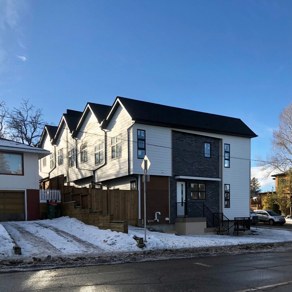 The finishing touches are being put on this townhouse project on 26th Avenue SW in the community of South Calgary! This project includes four townhouse units, each with a rentable basement suite. The irregularly serrated roofline loosely mirrors the prof… instagr.am/p/Co7wi_WtOfC/