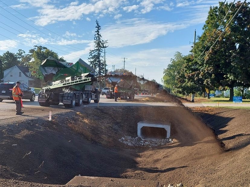 A Screened Topsoil installation by two of our #SlingerTrucks! 🌱This soil was installed at a depth of 50mm.

#hermanns #soil #topsoil #slingertruck #ontario #soilwork #grow #landscapedesign