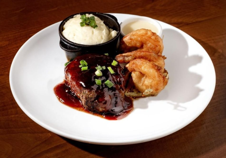 TheEatGuide's tweet photo. Savor the perfect combo of juicy, tender steak and fresh, flavorful seafood, expertly prepared by our talented chefs in our Surf and Turf dish!   🌟 🍴🍤

📍📸@landoceanrestaurant

#TheEatGuide #SurfandTurf #LandOceanBoise #BoiseEats #FoodieHeaven #visitboise #visitidaho https://t.co/WGCpB9gAnW
