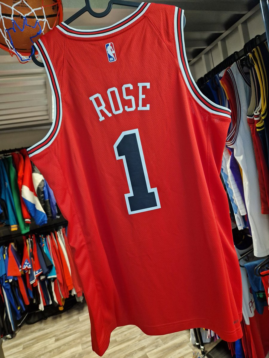 TTBSUK's tweet photo. DERRICK ROSES ARE RED🌹
.
Derrick Rose Chicago Bulls Jersey Size Large 🔥
.
Link in bio to purchase 🙏
.
#chicagobulls #throwback #nba #basketball #thethrowbackstore #derrickrose https://t.co/QCDpOKkCM9