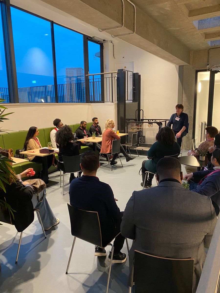 DENKDenHaag's tweet photo. Fractievertegenwoordiger @MohammedGhay is vanavond bij netwerkbijeenkomst van @MKB_DenHaag en @GemeenteDenHaag #JongerenInDeLift wat in teken staat van jongeren in hun kracht zetten en te helpen bij het vinden van een baan of opleiding wat aansluit bij hun interesses en ambities. https://t.co/mYVWJXFMx2