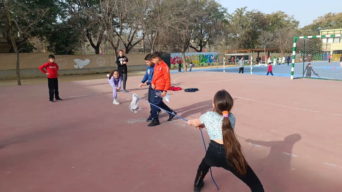 emiliopradosEP's tweet photo. Día de Andalucía - Gymkana Educación Física 🎳🏃🏼‍♀️

Durante esta semana estamos celebrando actividades relacionadas con el #DiadeAndalucia. Dentro del área de EF se ha llevado a cabo una gymkana de juegos populares andaluces. https://t.co/CwiwSQGuUd