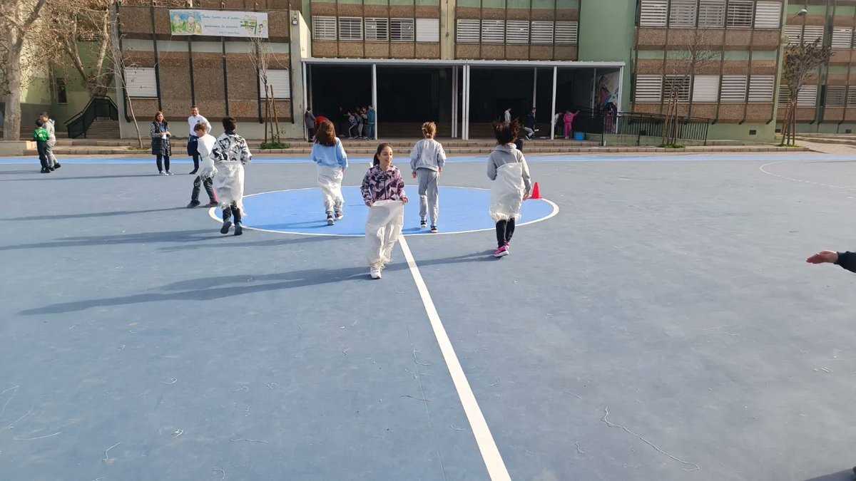 emiliopradosEP's tweet photo. Día de Andalucía - Gymkana Educación Física 🎳🏃🏼‍♀️

Durante esta semana estamos celebrando actividades relacionadas con el #DiadeAndalucia. Dentro del área de EF se ha llevado a cabo una gymkana de juegos populares andaluces. https://t.co/CwiwSQGuUd