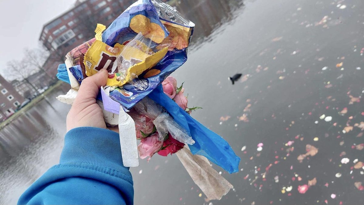 zwerfieRdam's tweet photo. Zo, de Schie is ontdaan van een flinke hoeveelheid afval dat er tijdens de staking is ingewaaid. Helaas zijn ook flinke hoeveelheden door het sluizencomplex in de Maas gekomen, op weg naar open zee. :-((
#afvalchallenge #staking #Rotterdam #schonerivieren #zwerfafval #schoneSchie https://t.co/Oi7ggXIbuL