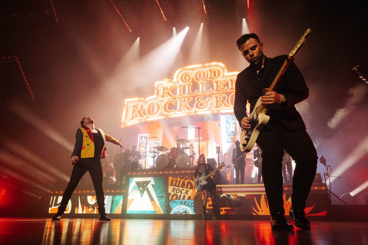 PanicAtTheDisco's tweet photo. Ich liebe dich, Vienna 🧡 we’ll see ya tonight, Munich! #VivaLasVengeanceTour

📸 @zakcassar https://t.co/gAhtFxHJ2w