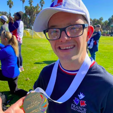 🇫🇷 Le Sarthois Jason David, atteint de trisomie 21, est devenu double champion du monde de cross en sport adapté à San Diego aux États-Unis. Il est aujourd'hui une source d'inspiration pour beaucoup de personnes en situation de handicap ! 👏 (France Bleu)