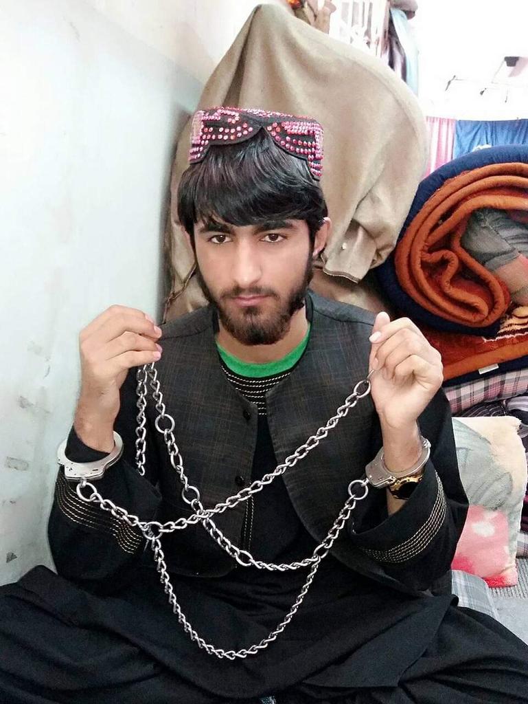 هر څه سندريز سولو شرنګهار د زولنو ته مي
وچاودې سفېدې د شپې سهار د زولنو ته مي

مه راوړئ غنچې غنچې ګلونه فـــرشتو راته
زه د وينو رنګ لــــــرم سنګار د زولنو ته مي