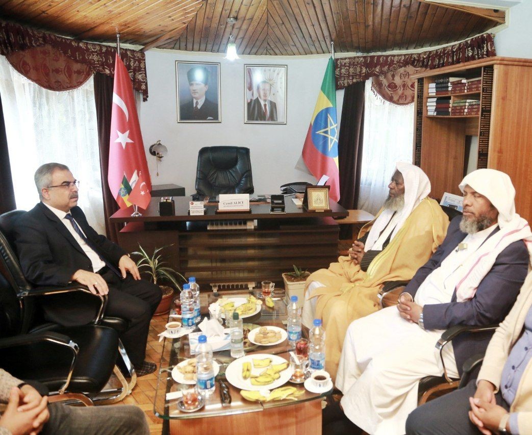 በኢትዮጵያ እስልምና ጉዳዮች ጠቅላይ ምክር ቤት ፕሬዝዳንት ሼይኽ ሀጂ ኢብራሂም ቱፋ የተመራው የጠቅላይ ም/ቤቱ ልዑክ በቱርክ በደረሰው ርዕደ መሬት በመዲናችን አዲስ አበባ የቱርክ ኤምባሲ በመገኘት የተሠማቸውን ሀዘን ገለፀዋል
facebook.com/14493168287205…