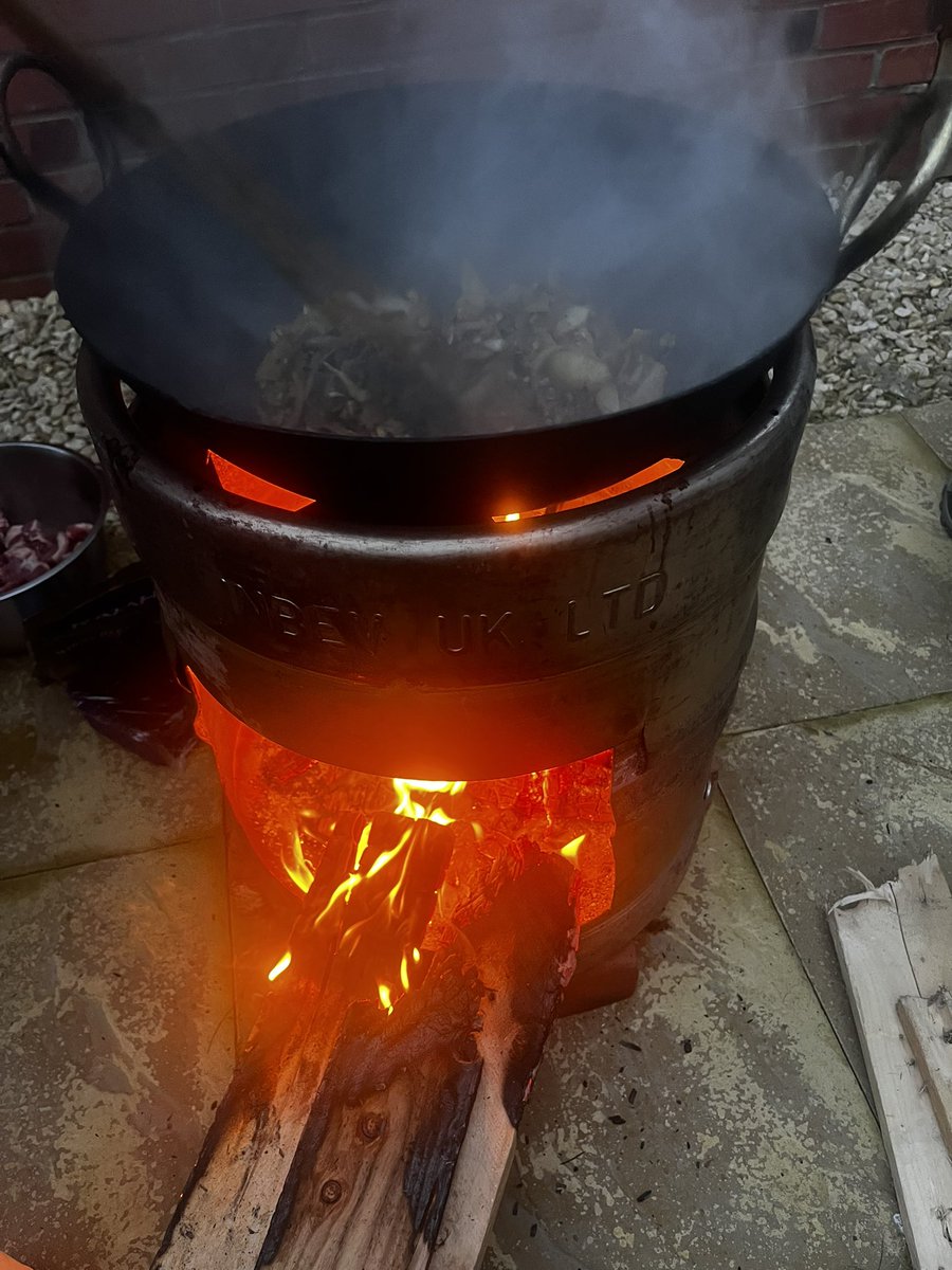 pardeep19922328's tweet photo. Outdoor Cooking 🔥🔥🔥Lamb Rogan Josh. #halftermbreak
#curry #currylover #outdoorcooking #cheflife #messin #foodbliss #Cooking https://t.co/wosEbN8aqS