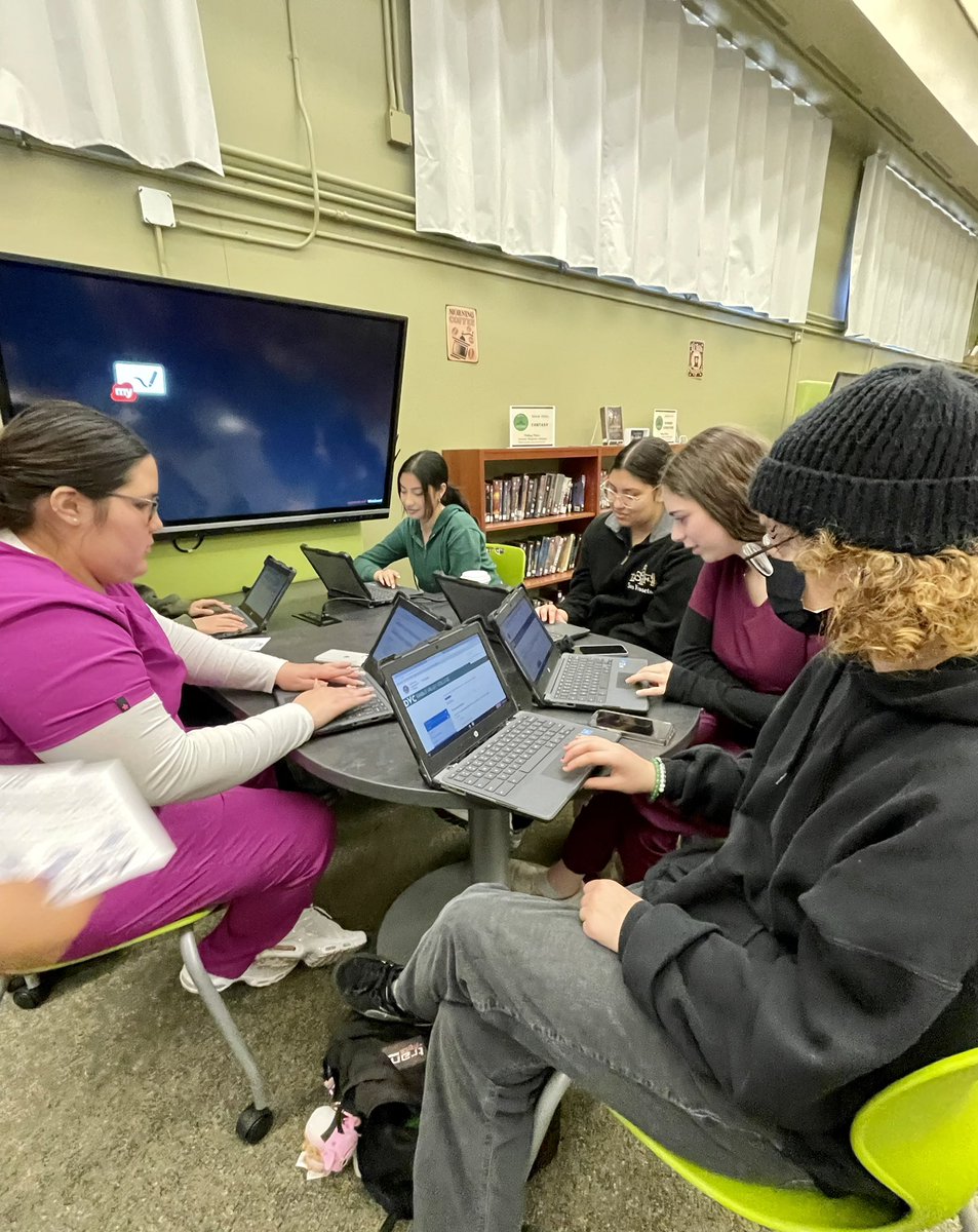 mtdiablohs's tweet photo. Class of 2023 working hard on their @DVC_updates applications 💻✏️#firstgenerationgraduates #collegebound https://t.co/hnWnRdTQSl