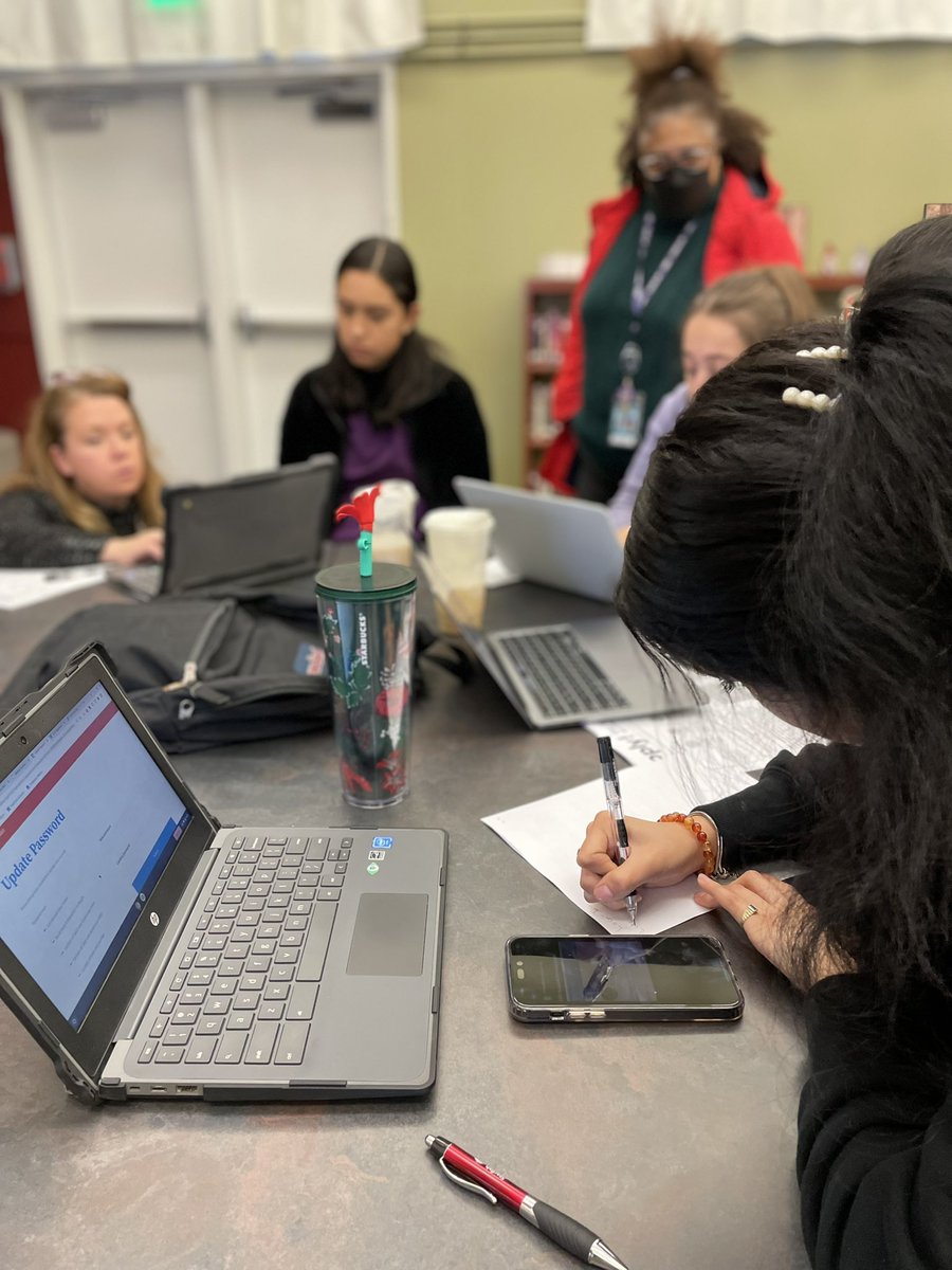 mtdiablohs's tweet photo. Class of 2023 working hard on their @DVC_updates applications 💻✏️#firstgenerationgraduates #collegebound https://t.co/hnWnRdTQSl