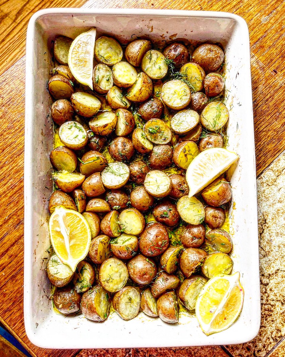 chancesmommy's tweet photo. Roasted Lemony Dill Potatoes! 🍋 Love potato side dishes, but want something without mayo? Try these! Recipe here: https://t.co/fakCaxxpCU #recipeideas #recipe #RecipeOfTheDay https://t.co/4GFrLKCZJD