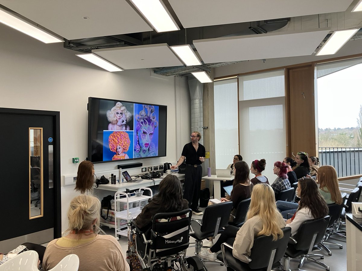 UONHMPSS's tweet photo. It’s non-stop for @UONHMPSS this #ChangingFuturesWeek we were very lucky this afternoon to host Avant-garde hair specialist for stage and screen James Campbell visit sharing his expertise and advice and letting the students try out some different techniques! #UON https://t.co/CLB6QutupV