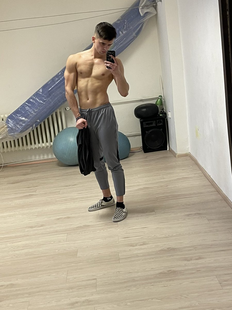 FinnStarXXX's tweet photo. it's time to take a shower  RT PLEASE💦 #boy #model #rt #gay #gym #actor #czech https://t.co/YrMHgVdF8K