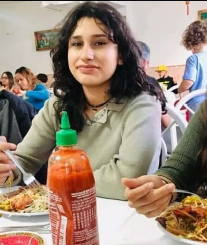 DoctorShivago's tweet photo. Se trata de localizar a Daniela Romero Orantes fue vista por última vez ayer cuando salió de secundaria y llegaba a su casa, puede estar en peligro por influencia de un adulto (hombre), vestía uniforme, llevaba mochila, mide 1.65, tez blanca,  cabello corto ondulado, ojos chicos https://t.co/kePsV4ZneB
