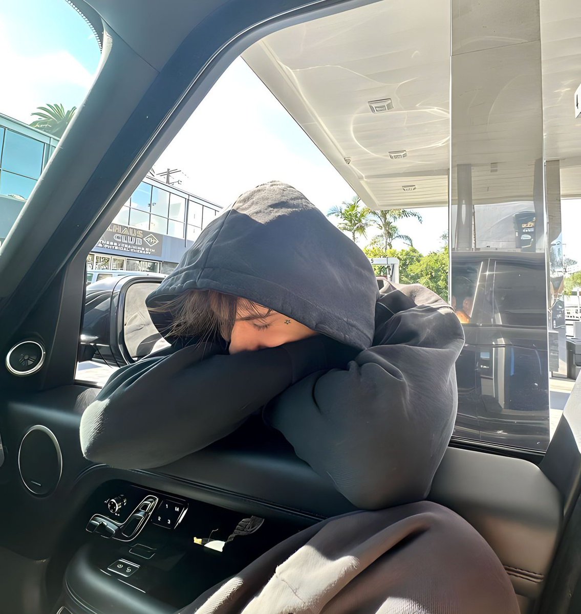 ㅤ
ㅤ
𝖠𝗅𝗐𝖺𝗒𝗌 𝖿𝗎𝖼𝗄𝗂𝗇𝗀 𝗐𝗂𝗍𝗁 𝗆𝗒 𝗁𝖾𝖺𝖽, 𝗐𝖾 𝗐𝖾𝗋𝖾 𝖿𝗎𝖼𝗄𝗂𝗇𝗀 𝗂𝗇 𝗆𝗒 𝖻𝖾𝖽.
ㅤ
ㅤ