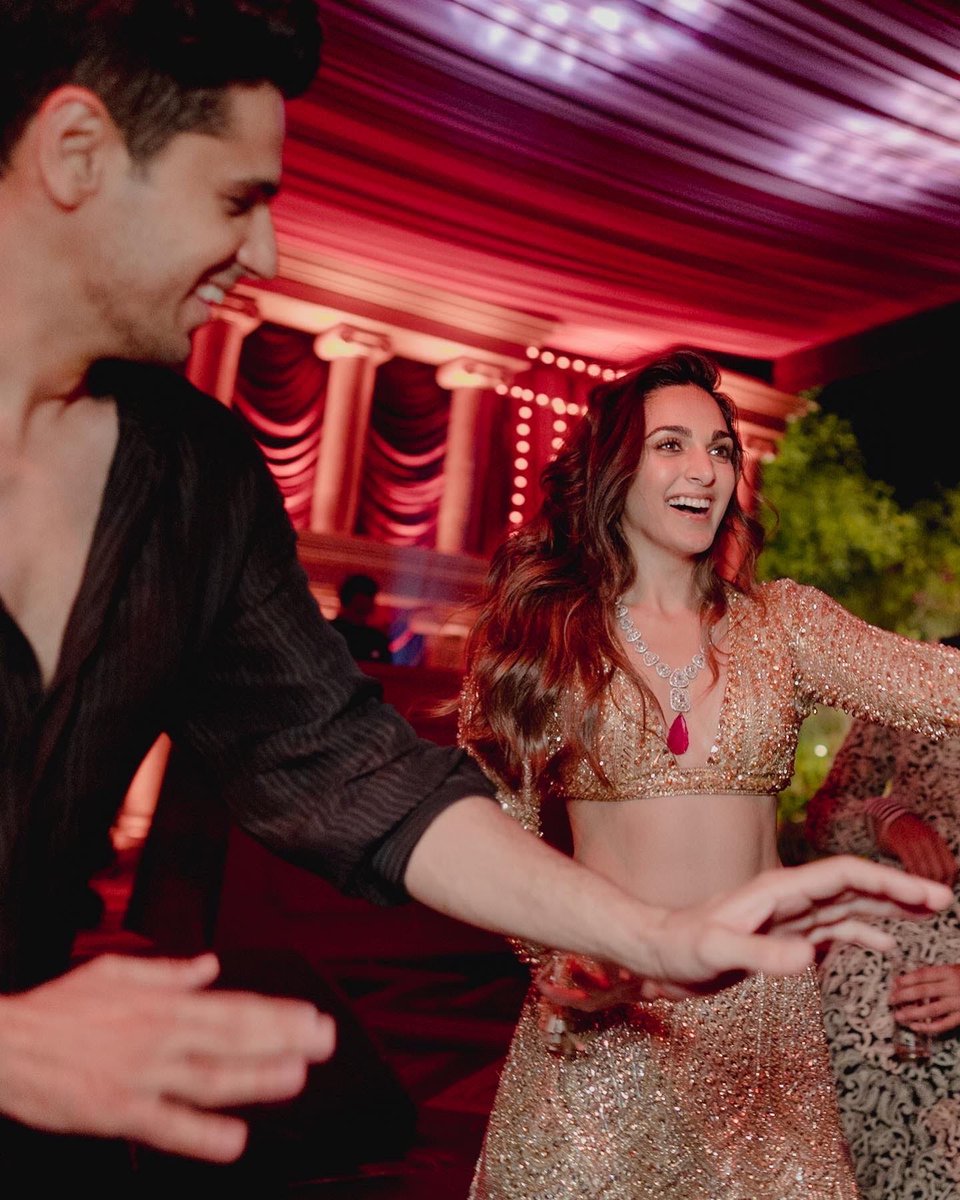 SidMalhotra's tweet photo. Something about that night.. something really special 💃🏽🕺🏼🤩 https://t.co/QX1k2fvbrA