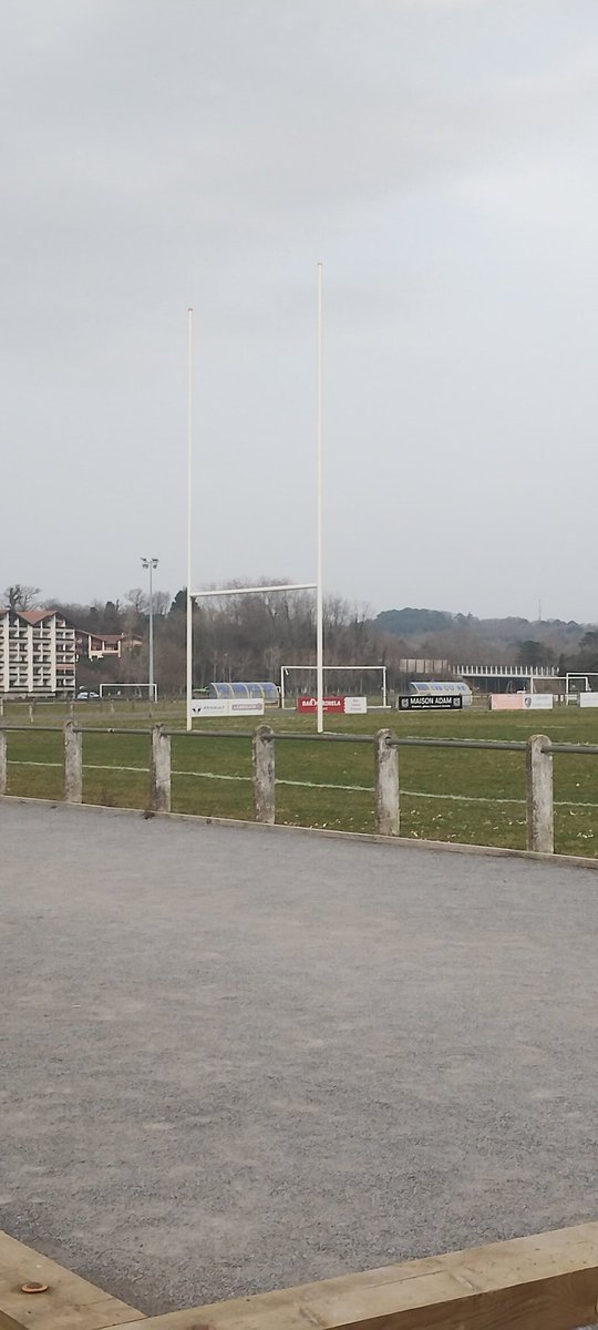 nitramracso's tweet photo. Primero ha tocado acercarse al Stade Jean Poulou que es la sede del @CiboureRugby que evoluciona actualmente en la Regional 2 ( campeonato territorial) . Por tanto , la de Ciboure es la #H80 del #pilgrimtour . https://t.co/rGHKF2GBhV