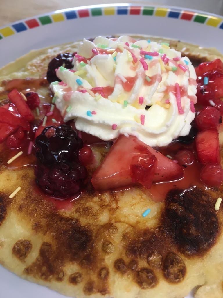 lunchtimeco's tweet photo. Our kitchen teams are flippin’ amazing … pancake day was a huge success in our schools today and the children enjoyed all the delicious toppings 😊😊😊 https://t.co/FbP0RmDsYd