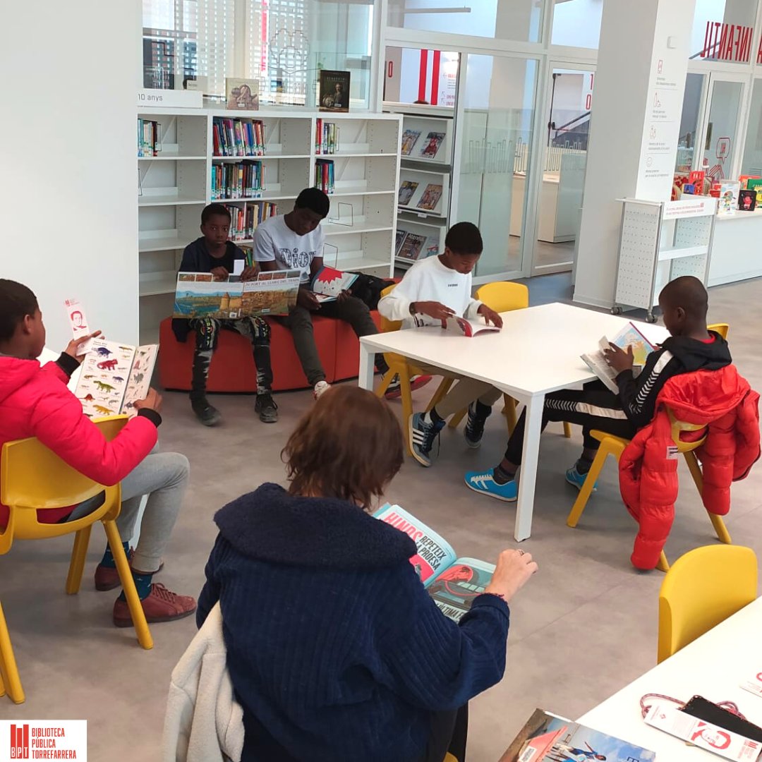 Avui l'alumnat de l'aula d'acollida de l'@ins_joansola ha vingut a la Biblioteca a consultar llibres de coneixements. Esperem que n'hàgiu gaudit! 🦁🌍🌺💡
@ajtorrefarrera