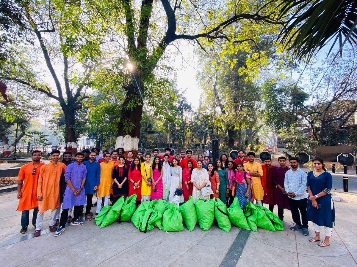 There isn't a better way to start the morning than paying respect to our Chatrapati Shivaji Maharaj on his Birth Anniversary by Cleaning our surroundings and making the world a better place for everyone 🚩 Join us every weekend @puneploggers #pune #environnement #saveearth