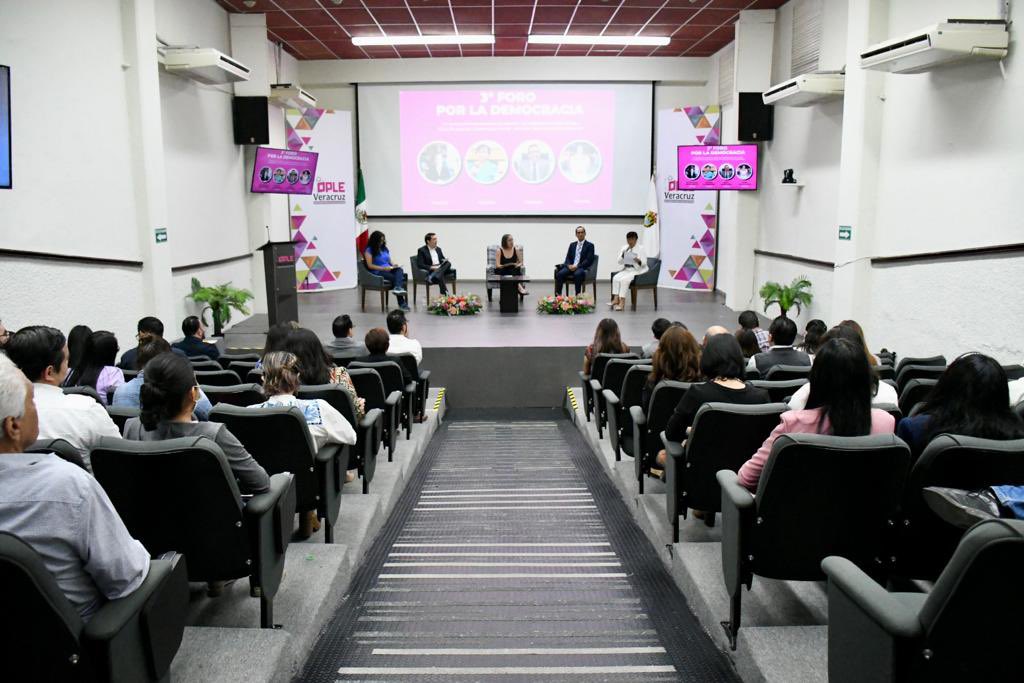 RobertoLopez_P's tweet photo. Muy gratificante presenciar el #Foro Por la Democracia, organizado por #MSPEN del @ople_Ver con el fin de promover el diálogo informado.
En el mismo, @Yola_OlivaresP, @latinamericanah, @ArturoChipuli y @heroy1 compartieron reflexiones del 📕Consulta popular y democracia directa. https://t.co/iJzBhjCZCK