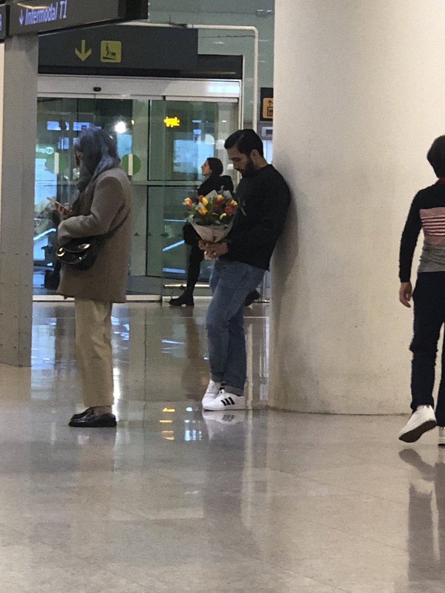 midcharliie's tweet photo. he llegado al aeropuerto y he visto a un hombre esperando así ❤️‍🩹 https://t.co/ES7zMTsN3K