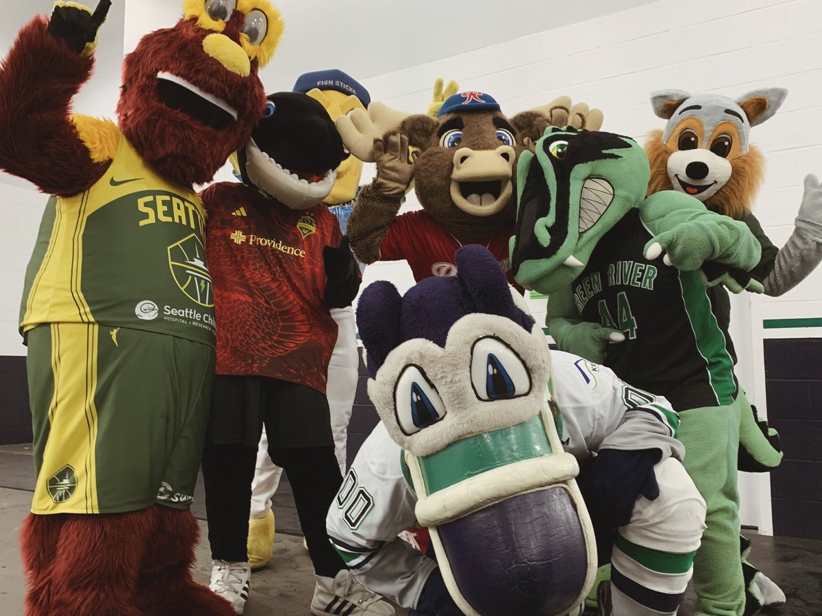 GreenRiverCC's tweet image. Looks like Slater had a BLAST at mascot night this past weekend💥

Huge shout out to @seattlethunderbirds for having us! 

Make sure to stay up to date with our calendar so you don’t miss the next game🗓️ greenriver.edu/calendar/