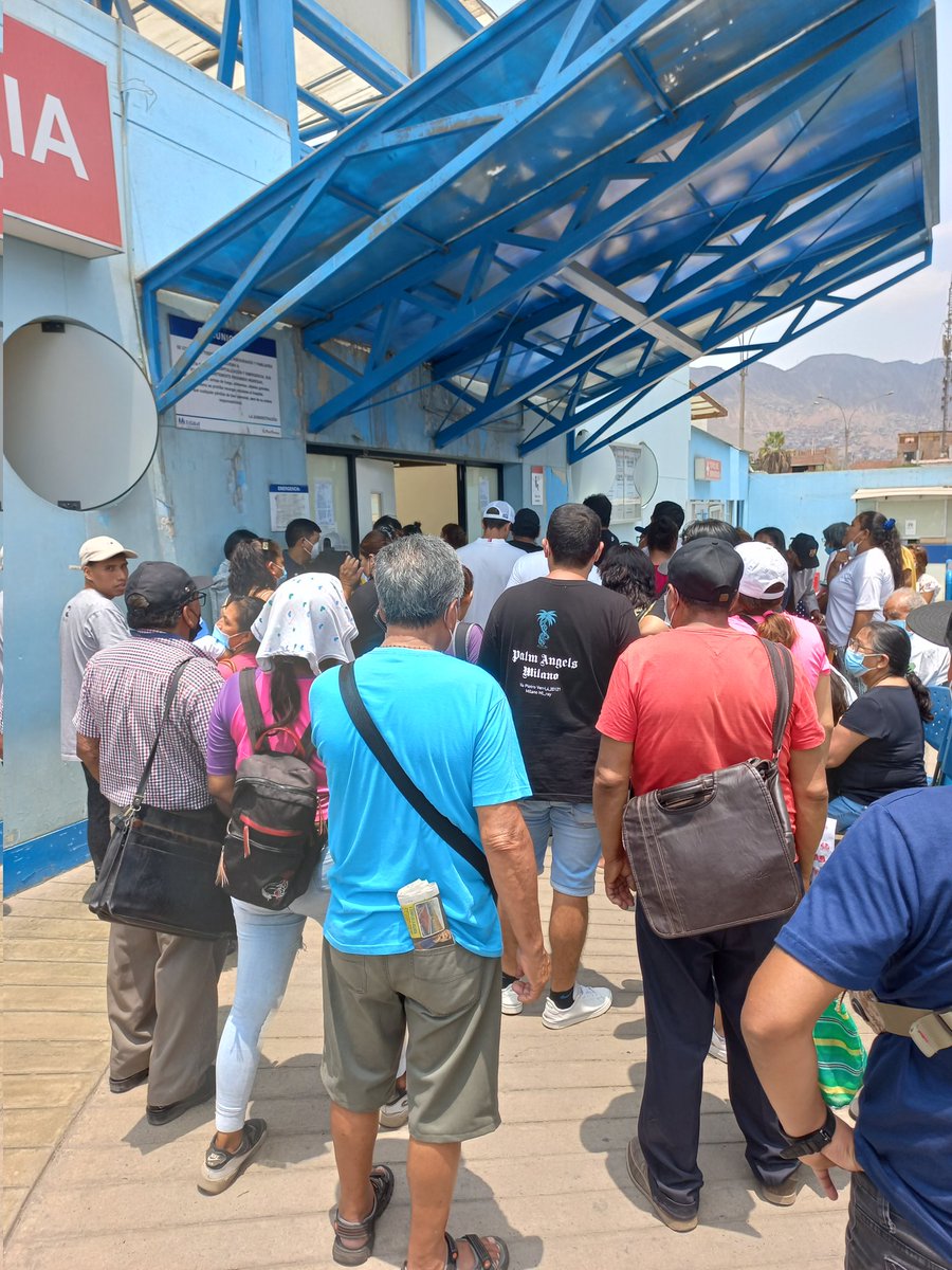 LadyAnthonella's tweet photo. Primera vez que quiero atenderme en EsSalud por Emergencia y qué nefasto servicio. Gente solicitando atención a punto del desmayo y pretenden hacerlos esperar bajo este sol intenso por más de 4hrs. Inhumano. Por las 🥚 nos obligan a pagar si nunca podremos atendernos. https://t.co/8QUxBpSuez