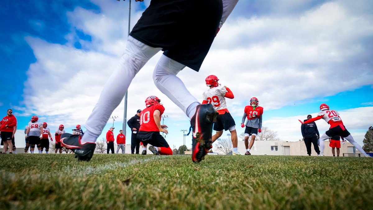 UNMLoboFB's tweet photo. Back at it for week 2 of spring ball! #GoLobos #WIN5 https://t.co/t0mf1GZXyp