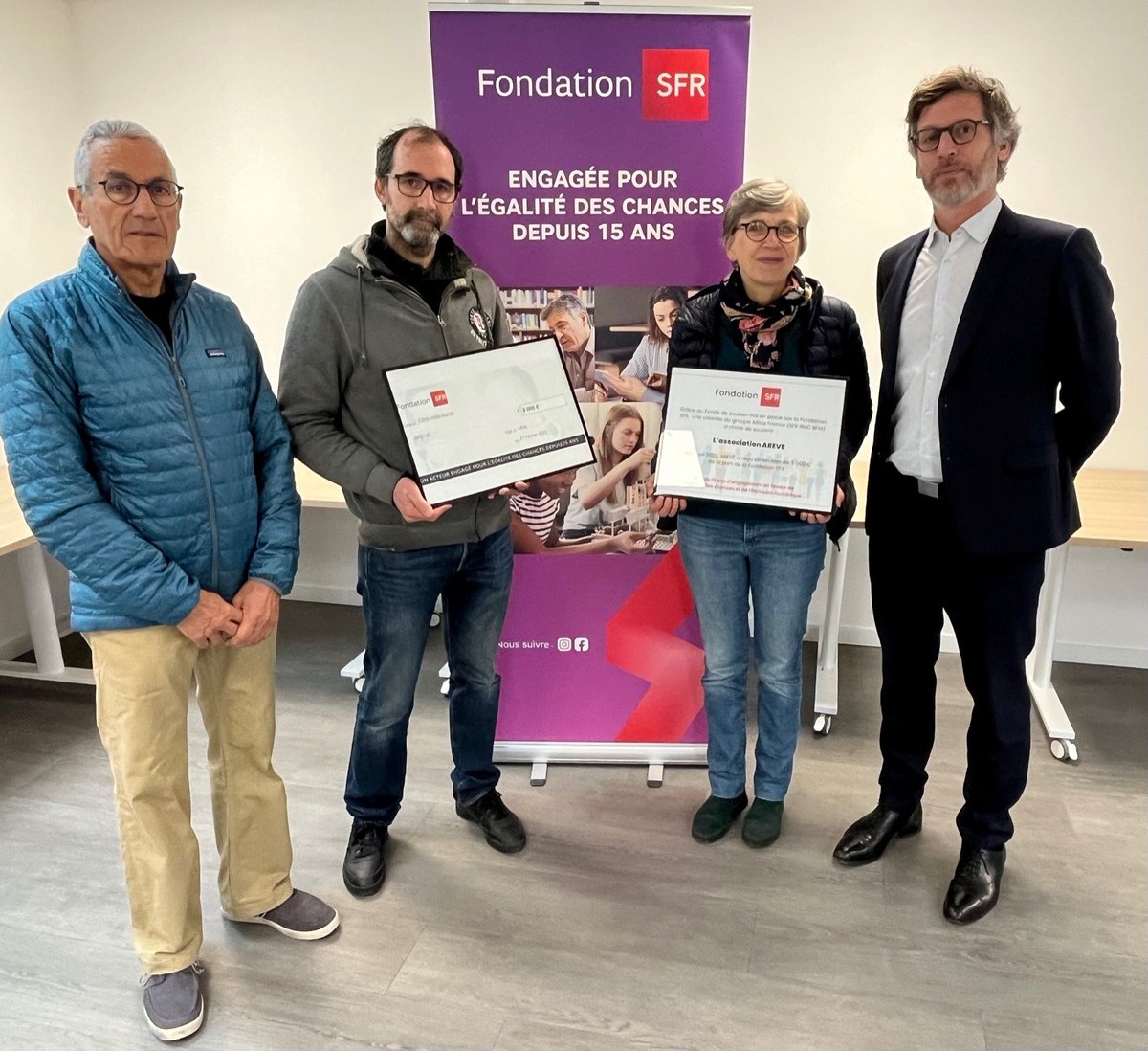 SJourdain31's tweet photo. 🎬Grâce au parrainage de Frederic Vanden Bil, collaborateur @AlticeFrance, la fondation @SFR  a remis ce jour un chèque de 5000€ à l'association #AREVE basée à #Mios en Gironde, qui accueil et héberge des réfugiés et demandeurs d'asile
#solidarité #engagement #insertion 👏 https://t.co/MzBGkpcnmt