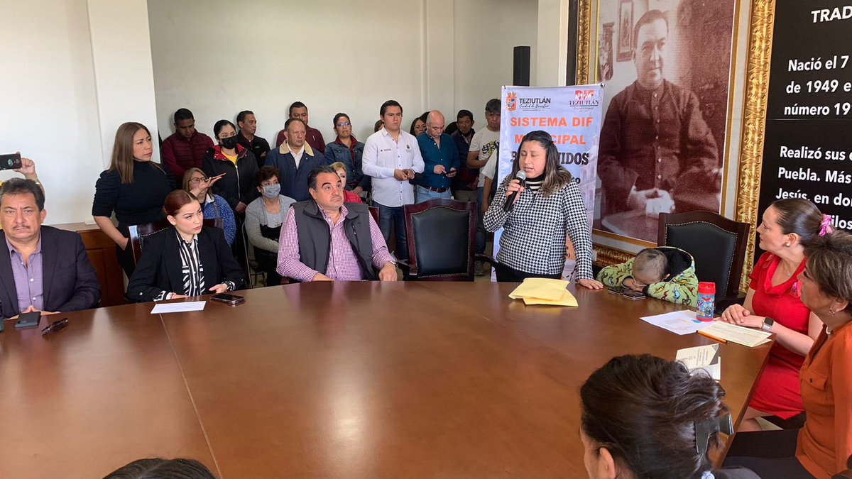 CarlosPeredoG's tweet photo. Esta mañana mi esposa Angélica Hernández, presidenta del sistema DIF municipal hizo la entrega de 100 mil pesos, cantidad recaudada en el Kilómetro de Ayuda a favor del pequeño Jesus quien tendrá su transplante de médula. #carlosperedo #ciudaddebienestar https://t.co/DjbeGIfMHL