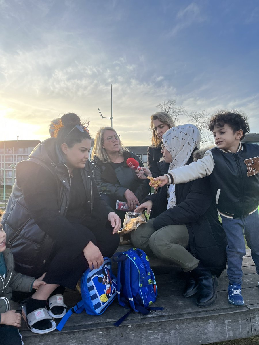 GautierLangloi1's tweet photo. @CaravanesPop étape 2 ! 

Aujourd’hui on était dans le quartier populaire Kennedy à Chalette sur Loing ! 

Avec l’incroyable @SimonnetDeputee ! 

Porte à porte et tenue d’un point info retraite contre la #ReformeDesRetraites 

#greve7mars #OnBloqueTout https://t.co/eBTWAaDuVA