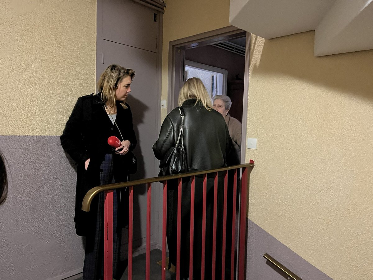 GautierLangloi1's tweet photo. @CaravanesPop étape 2 ! 

Aujourd’hui on était dans le quartier populaire Kennedy à Chalette sur Loing ! 

Avec l’incroyable @SimonnetDeputee ! 

Porte à porte et tenue d’un point info retraite contre la #ReformeDesRetraites 

#greve7mars #OnBloqueTout https://t.co/eBTWAaDuVA