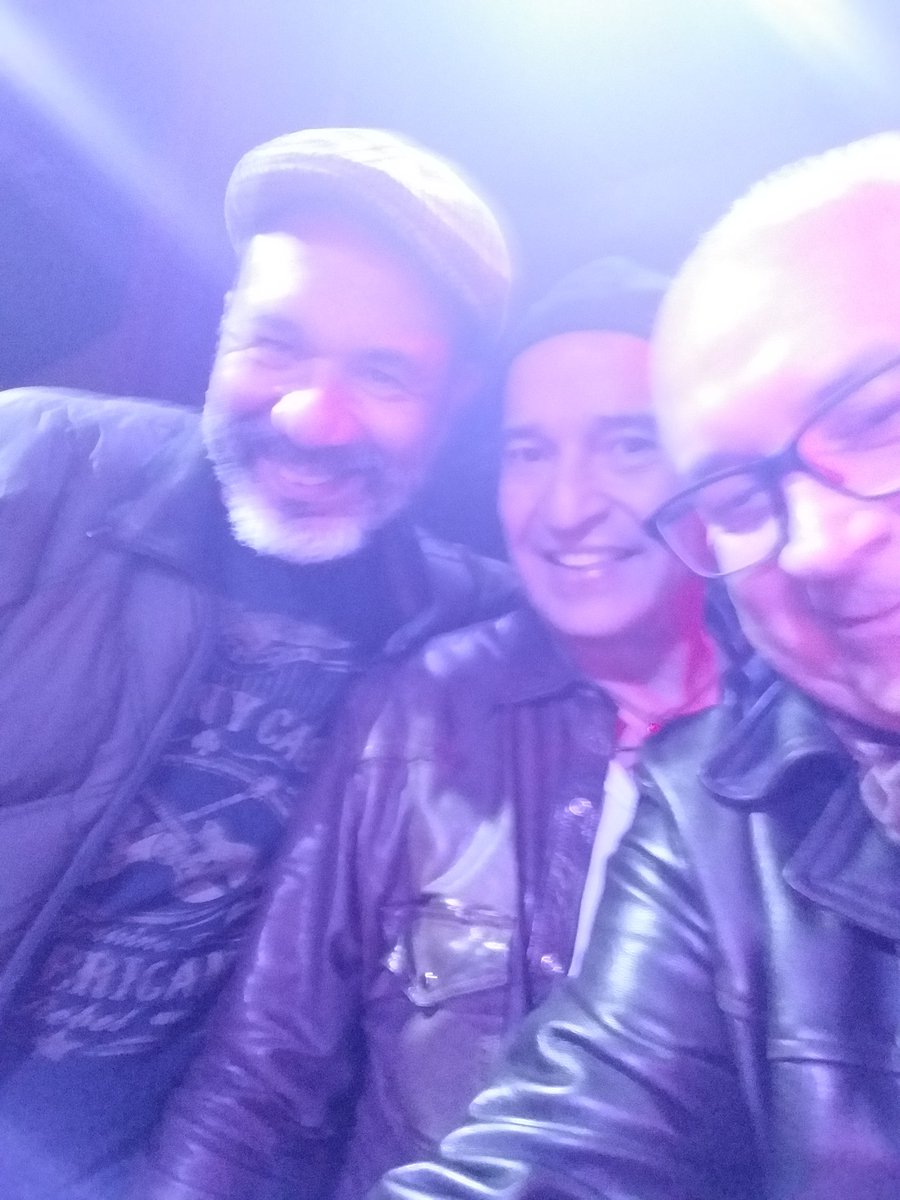 VLafora's tweet photo. No podía despedirme de esta velada con dos tipos que me han llenado la VIDA: #AlvaroUrquijo @los_secretos  #EnrqiqueUrquijo y @ArroyoOficial #Losproblemas que en mis noches de extravío, los he tenido y tengo tatuados en mi corazón+ #BasilioMartín y  #Antonio. Soys Humanidad https://t.co/FilJyN1dDG