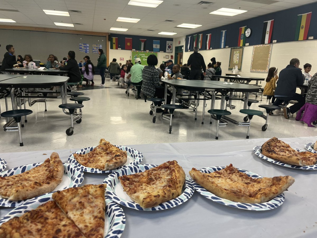 MsAlbert20's tweet photo. Learning Under the Stars @DogwoodFairfax was awesome!  Over 100 people attended for PreK-1 Literacy night for kids and families @FCPSRegion1 @FCPSEquity @FCPS_TitleI 📚💚🐉 #familypartnership #familyengagement https://t.co/KVrgwWHS5e