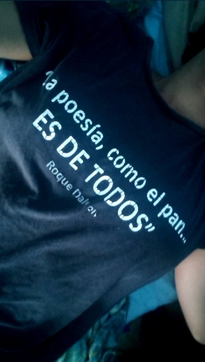 Creo que el mundo es bello
que la poesía es como el pan, de todos.
Y que mis venas no terminan en mí
sino en la sangre unánime
de los que luchan por la vida
el amor
las cosas
el paisaje y el pan
la poesía de todos.
✍️ Roque Dalton
#MiTallaComunista 
#YoUsoPañueloRojo #DeZurdaTeam