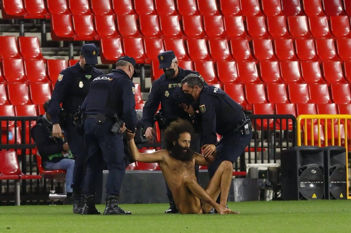 Mo Salah qui refuse de quitter la pelouse après la désillusion face au Réal Madrid #LDC