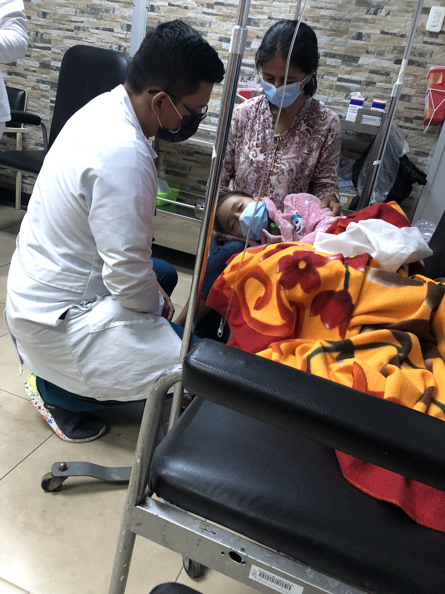 Picoaz's tweet photo. Así de pésimo es como atienden en el Iess de Portoviejo a una niña y su madre, acostada en dos sillas https://t.co/csH7wJqxhe
