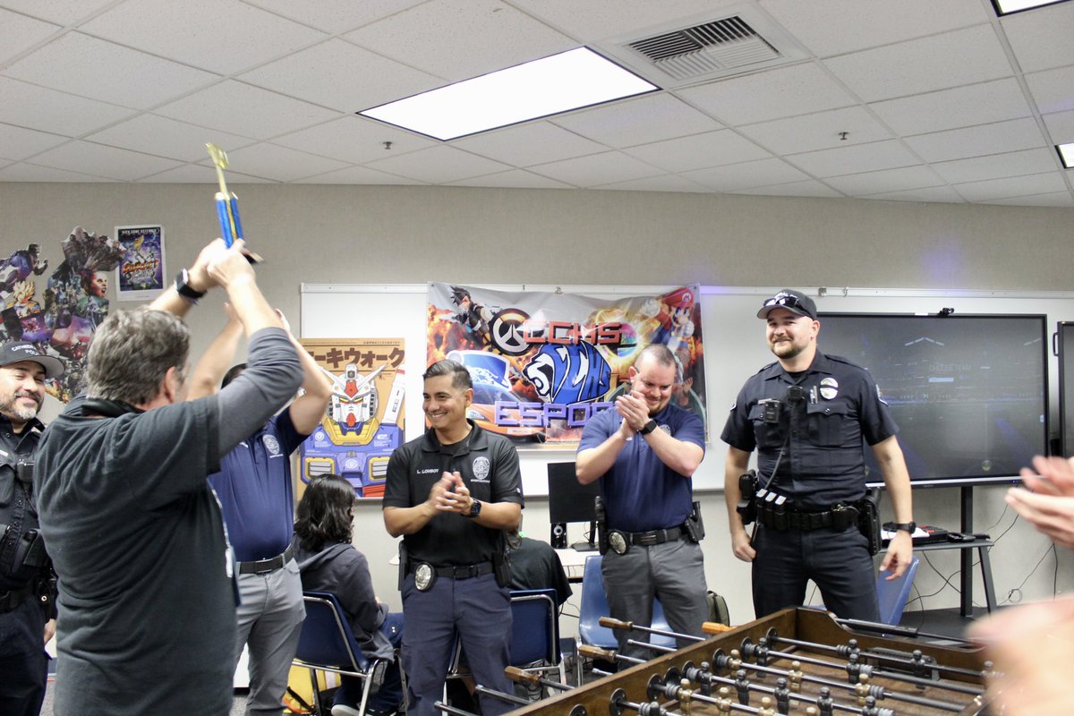 CathedralCityPD's tweet photo. Last week on Thursday, CCHS E-Sports Team challenged CCPD to a video game tournament! 🎮 Thank you to CCHS for inviting and letting us play, we had a lot of fun!
#PrideInService #cathedralcity #police #cchs #tournament #bluevsblue https://t.co/KDyjzvpy1l