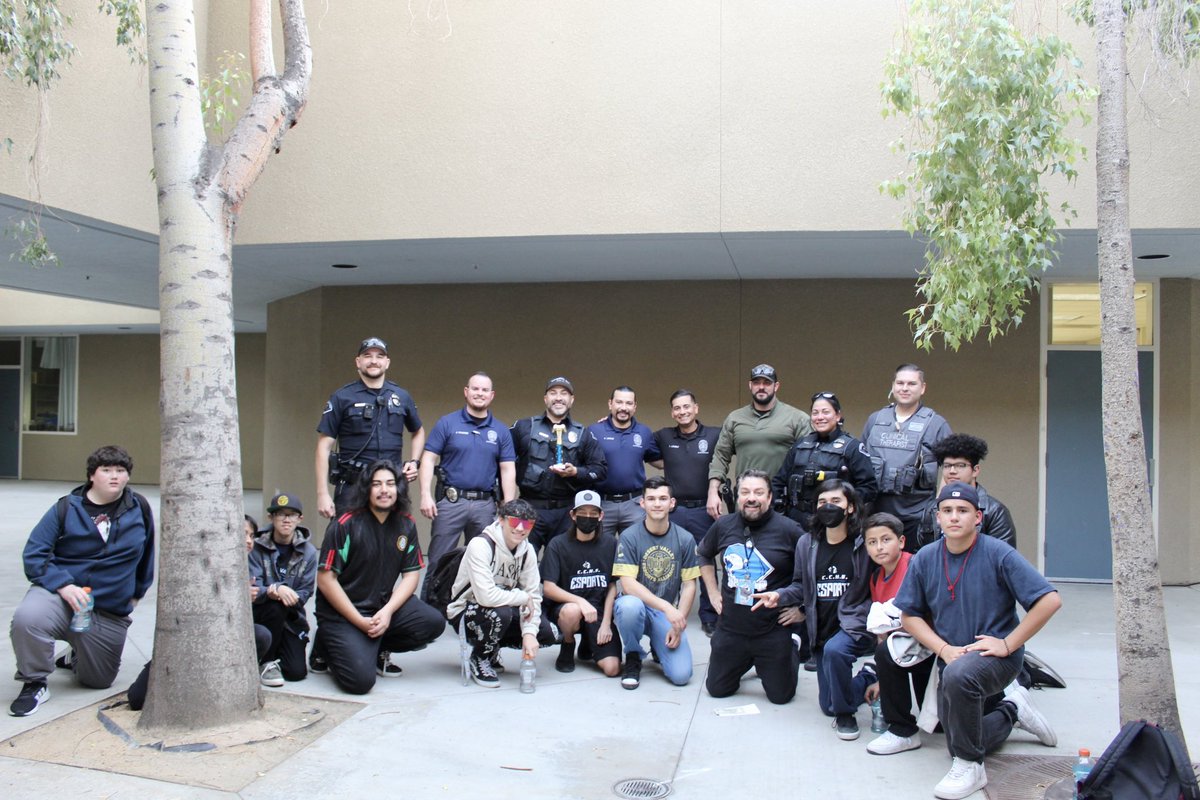 CathedralCityPD's tweet photo. Last week on Thursday, CCHS E-Sports Team challenged CCPD to a video game tournament! 🎮 Thank you to CCHS for inviting and letting us play, we had a lot of fun!
#PrideInService #cathedralcity #police #cchs #tournament #bluevsblue https://t.co/KDyjzvpy1l