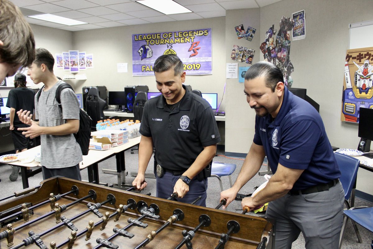 CathedralCityPD's tweet photo. Last week on Thursday, CCHS E-Sports Team challenged CCPD to a video game tournament! 🎮 Thank you to CCHS for inviting and letting us play, we had a lot of fun!
#PrideInService #cathedralcity #police #cchs #tournament #bluevsblue https://t.co/KDyjzvpy1l