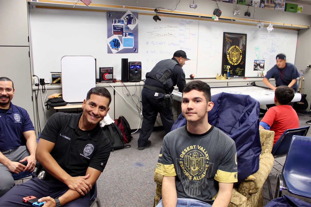 CathedralCityPD's tweet photo. Last week on Thursday, CCHS E-Sports Team challenged CCPD to a video game tournament! 🎮 Thank you to CCHS for inviting and letting us play, we had a lot of fun!
#PrideInService #cathedralcity #police #cchs #tournament #bluevsblue https://t.co/KDyjzvpy1l