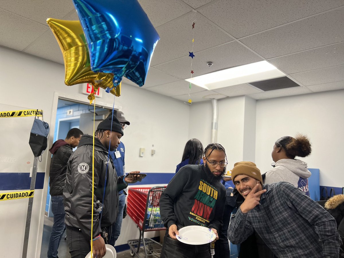 ShrnBrewster's tweet photo. Today  was All About our Safety party !!💛💙 everyone participated in our safety games , team lifting demonstrations ,  great prizes for the team !! ✨@Houghton1366 @ApsmTroy @michaelO1366 @GeorgeArias_HR ch https://t.co/UHW1K0GQPN