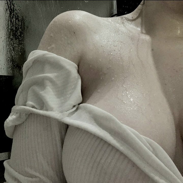 começou uma chuvinha tão gostosa aqui que eu não me segurei, tive que ir me refrescar. mas agora estou toda molhada...