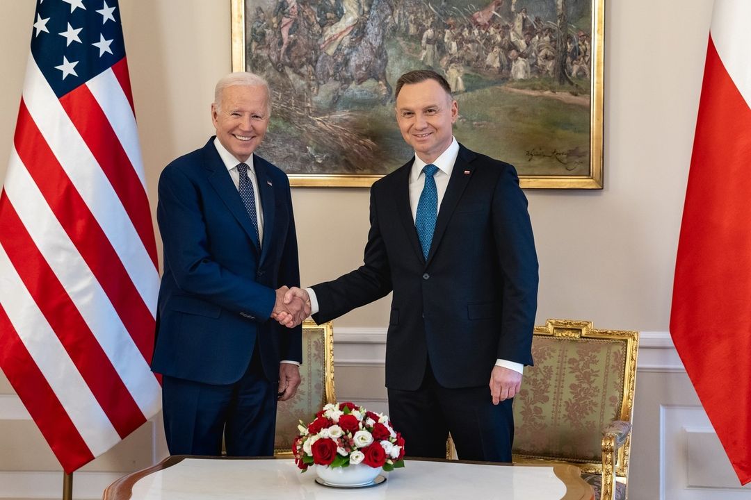 luvyna_michael's tweet photo. Today in Warsaw, President Biden met with President Andrzej Duda of Poland to discuss our strong bilateral defense relationship, our shared efforts to support Ukraine, and our collective work to strengthen NATO. https://t.co/52GLQbWzcr