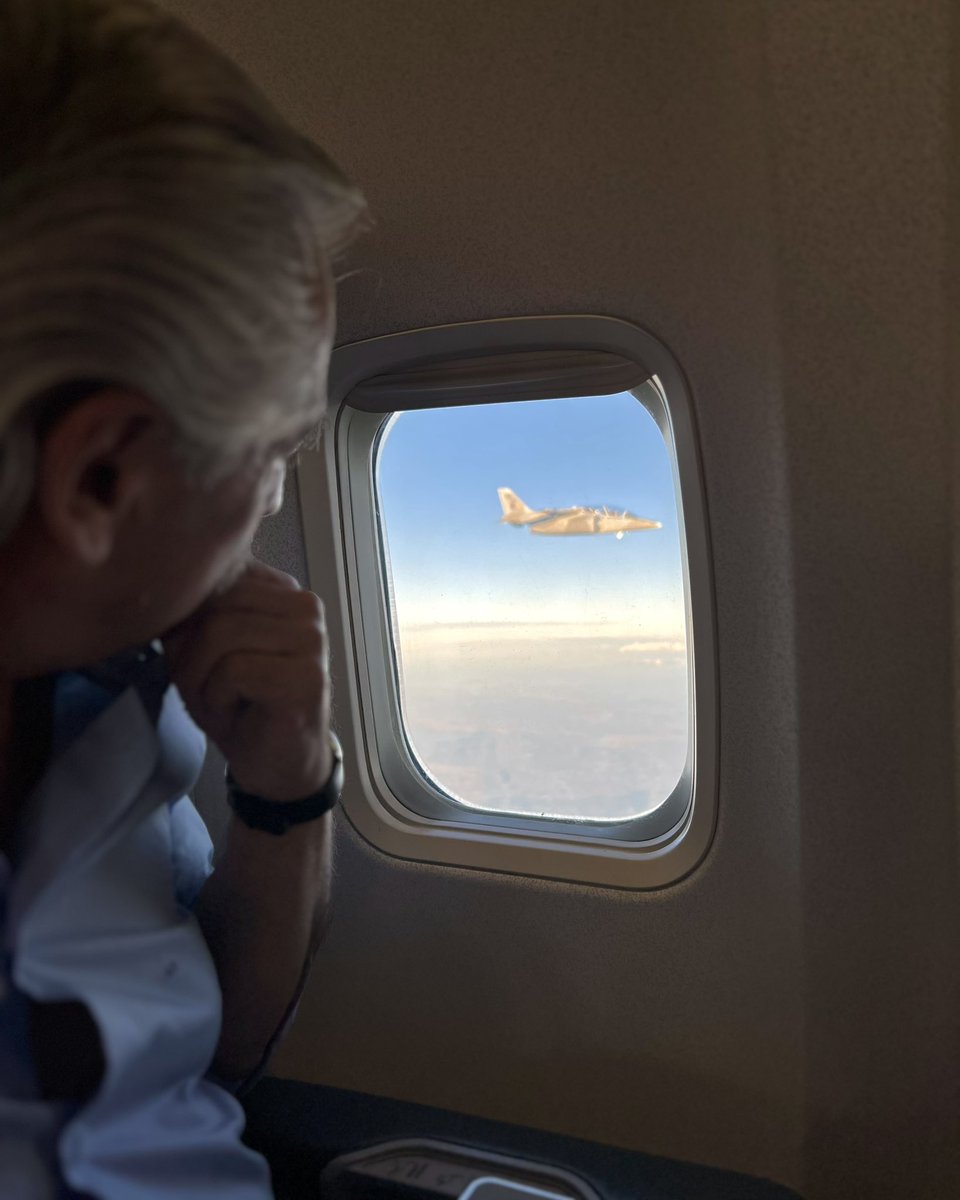 alferdez's tweet image. En vuelo a Ushuaia fuimos escoltados por dos aviones Pampa III como muestra de reconocimiento y respeto institucional, dispuestos por el jefe del Estado Mayor General de la @FuerzaAerea_Arg, brigadier general Xavier Julián Isaac.

#DemocraciaParaSiempre 🇦🇷