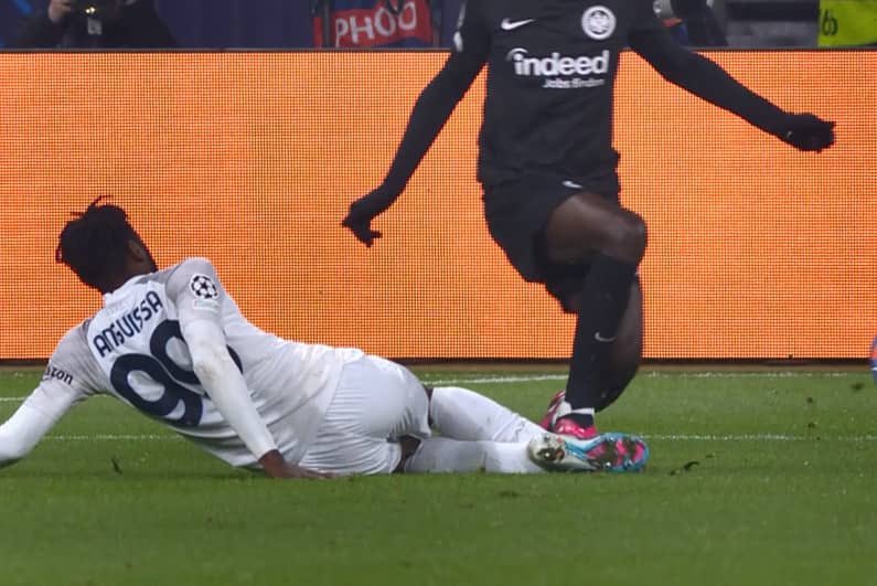 AllezLesLions's tweet photo. 🔴 La terrible faute de Randal Kolo-Muani sur Zambo Anguissa qui lui a valu un carton rouge face au Napoli. 😳
#FRANAP | #UCL @ChampionsLeague https://t.co/piwLRQgAoQ