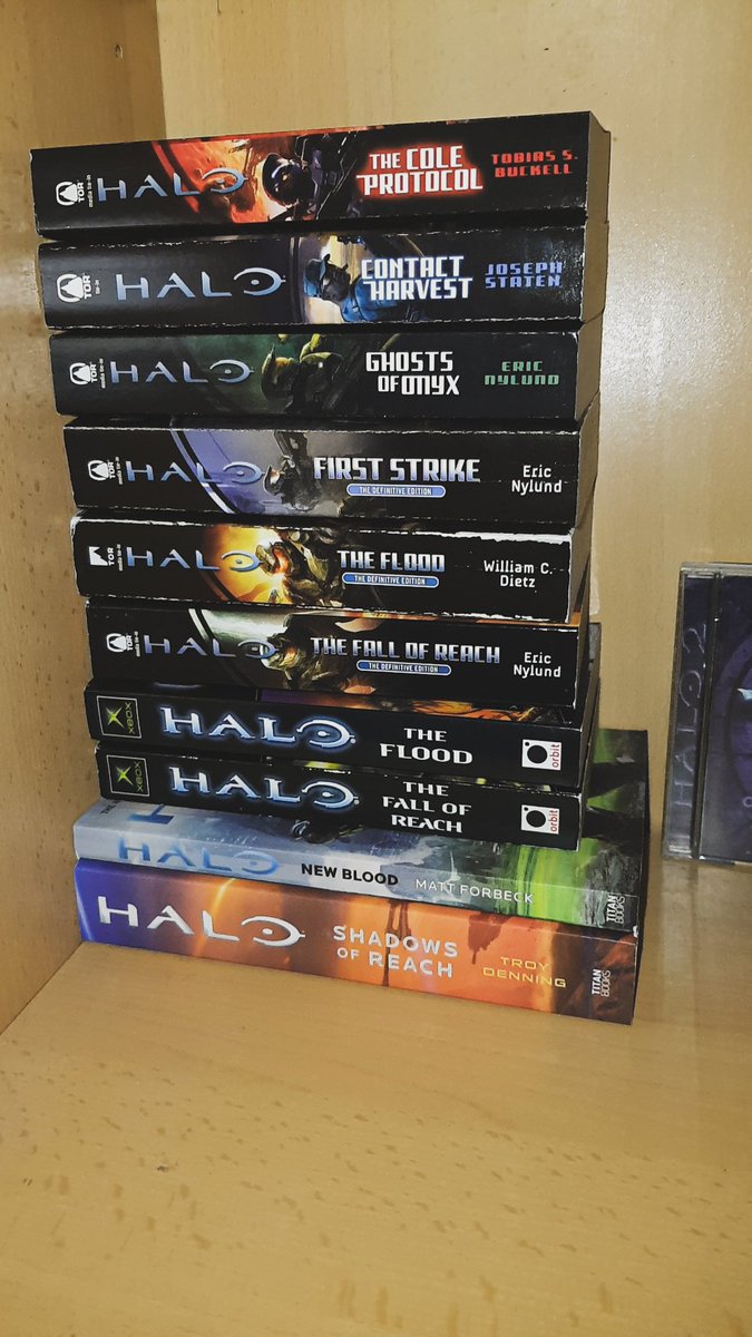 EUGeometry117's tweet photo. My collection is getting bigger 😎
#Halo #HaloBooks https://t.co/vzCkrDpzJI